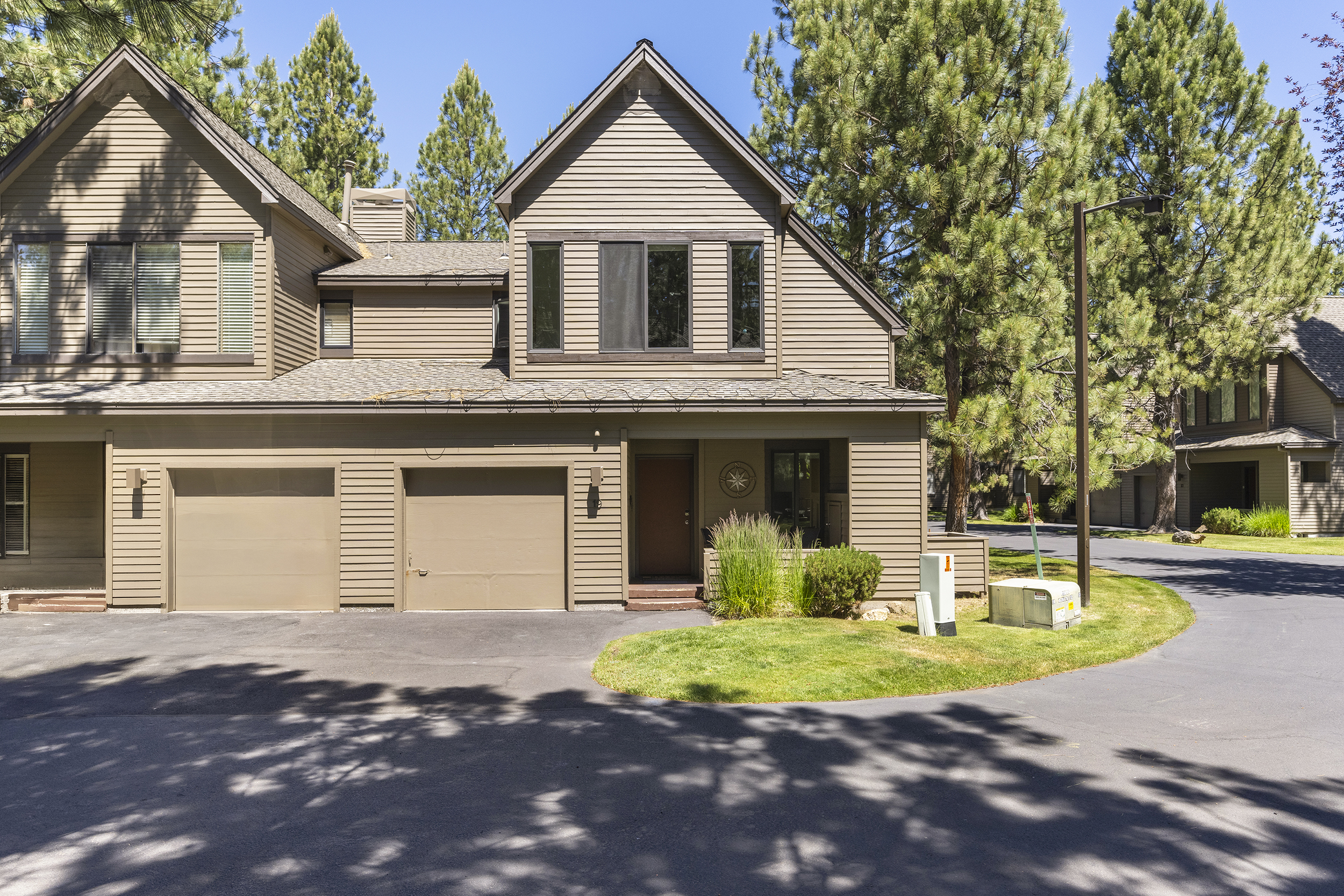 Sunriver townhome deck with hot tub overlooking the golf course